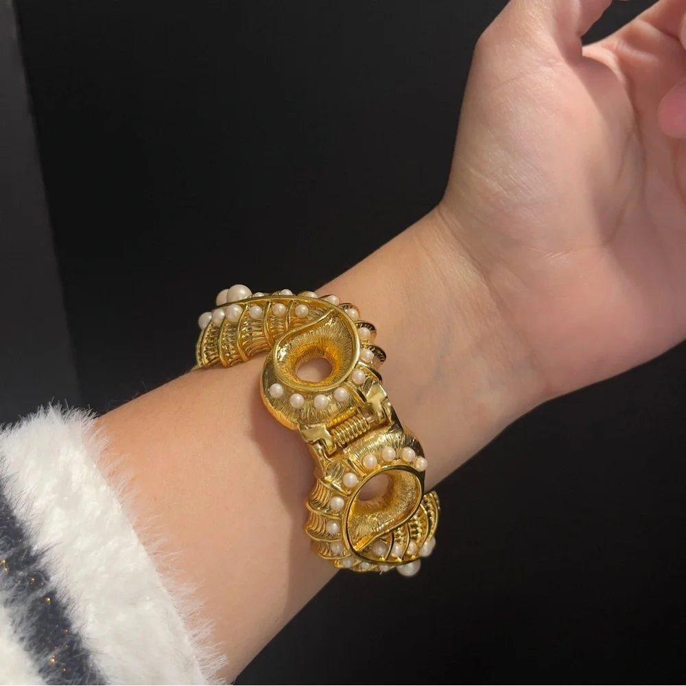 Kate Spade Rare Faux Pearl Gold Tone Seahorse Bangle Bracelet - Picture 7 of 12